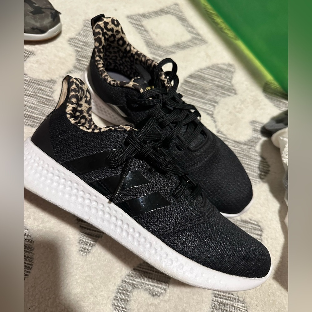 Side 10 - like new Adidas sneakers